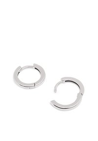 Pendientes de aro de plata con un diseño elegante, que presentan una forma curveada y un cierre de clip. Textura metálica lisa y pulida sin patrones visibles.