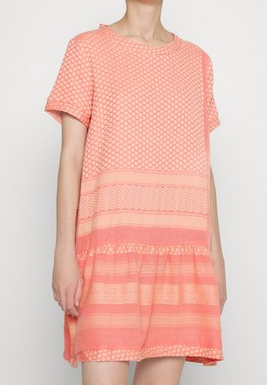 Kurzärmliges, korallenrotes Kleid mit strukturierten Mustern oben, gestreiftem Design unten und einem gerafften Saum für zusätzliche Details.