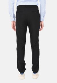 Pantaloni neri a taglio dritto, con cintura, due tasche posteriori con chiusura a bottone e orlo pulito.