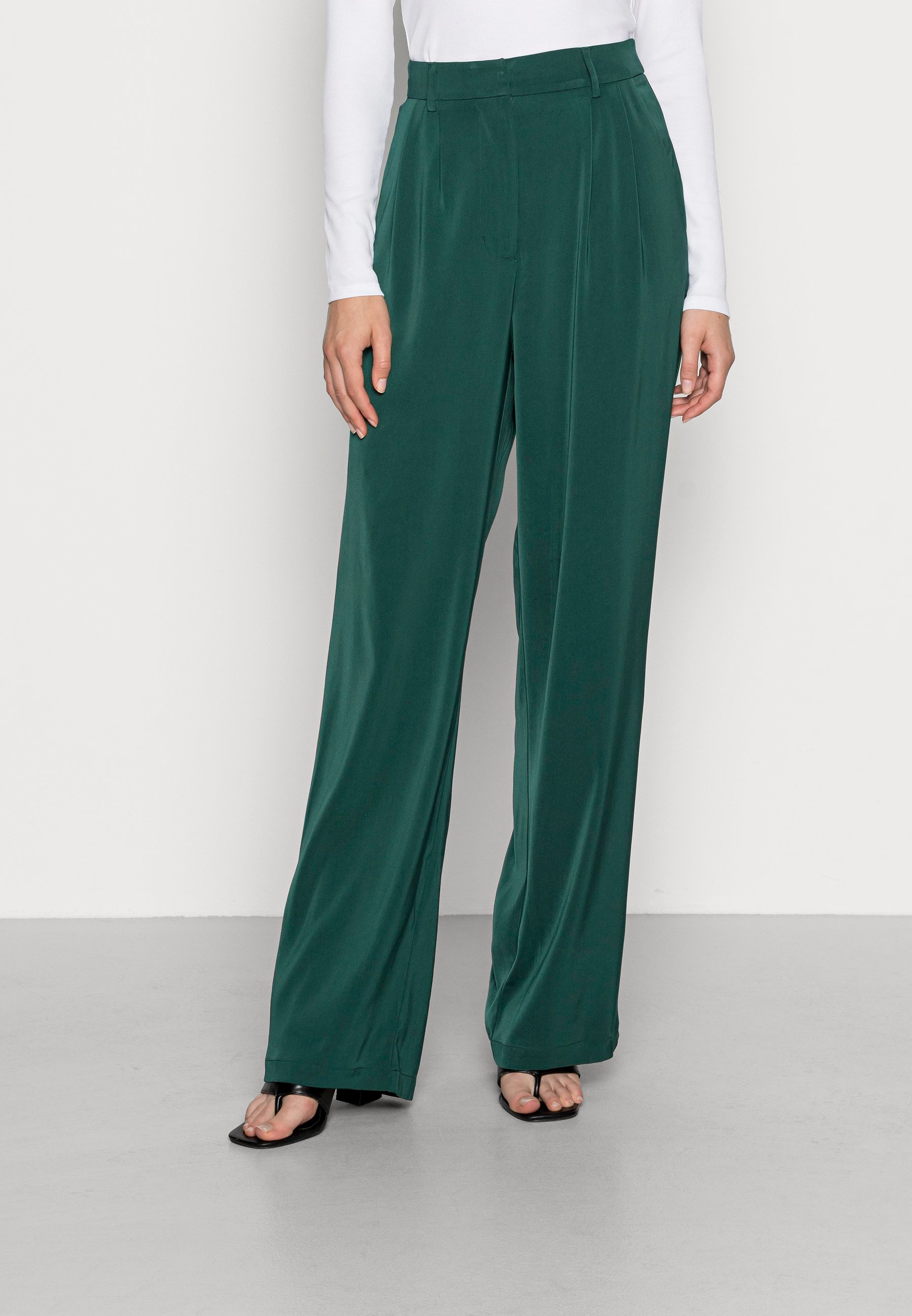 pleated wide leg pants