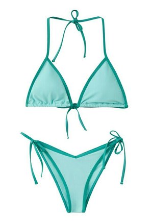 Hellblauer zweiteiliger Bikini mit dunkelgrüner Einfassung und verstellbaren Bindeschließen am Hals, Rücken und an den Seiten vor weißem Hintergrund.