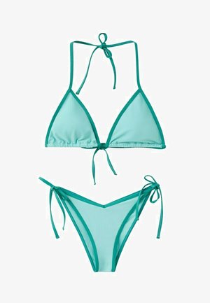 Hellblauer zweiteiliger Bikini mit dunkelgrüner Einfassung und verstellbaren Bindeschließen am Hals, Rücken und an den Seiten vor weißem Hintergrund.