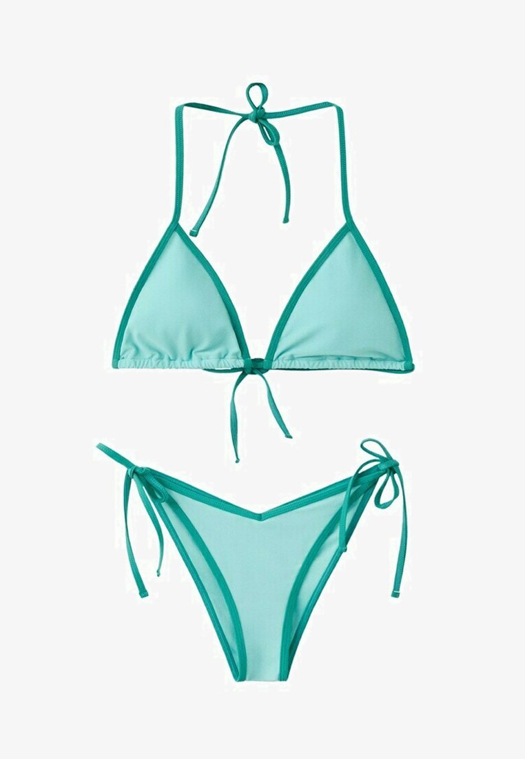Bikini deux pièces bleu clair avec bordure vert foncé et attaches à nouer réglables au niveau du cou, du dos et des côtés sur fond blanc.