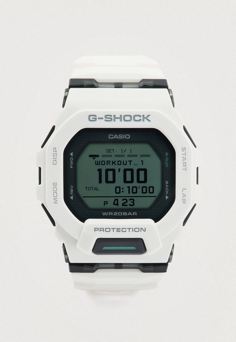 Weiße digitale G-SHOCK-Uhr mit sechseckigem Design, schwarzen Akzenten, grünem Hintergrundlicht und Anzeige des Trainingszählers. Wasserdicht bis 20 bar.