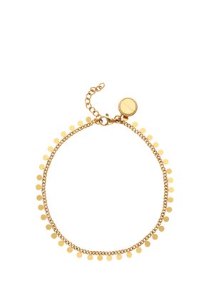 Pulsera de cadena de oro con pequeños colgantes redondos distribuidos uniformemente alrededor y una placa redonda en el cierre grabada con texto.