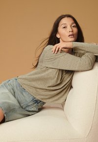Next REGULAR FIT - Langærmet T-shirt - khaki green