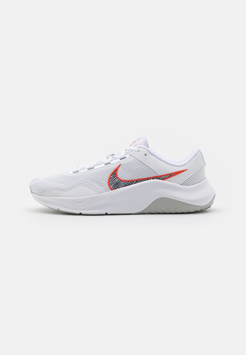 Nike Performance - LEGEND ESSENTIAL 3 - Zapatillas de entrenamiento - white/black/photon dust/picante red, Ampliar