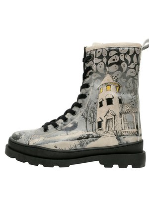Graue Knöchelschuh mit schwarzen Schnürsenkeln, versehen mit Haus- und gespenstischen Mustern. Dicke Gummisohle und strukturiertes Oberflächendesign.