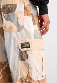 Champion Rochester SURPLUS PARACHUTE PANTS - Cargobukse - beige