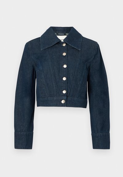 Σκούρο μπλε cropped τζιν μπουφάν με μακριά μανίκια, φαρδιά γιακά και κάθετες ραφές μπροστά, κλείνει με έξι λευκά κουμπιά.