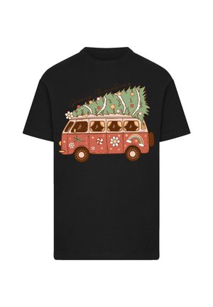 Schwarzes T-Shirt mit einem Grafikdesign eines pinken Vintage-Vans, auf dem ein Weihnachtsbaum mit Blumen und Zuckerstangen dekoriert ist.