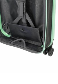 Offene schwarze und mintfarbene Hartschale mit schwarzem Innenraum, einem knöpfbaren Klappfach und doppelten schwarzen Rollen.