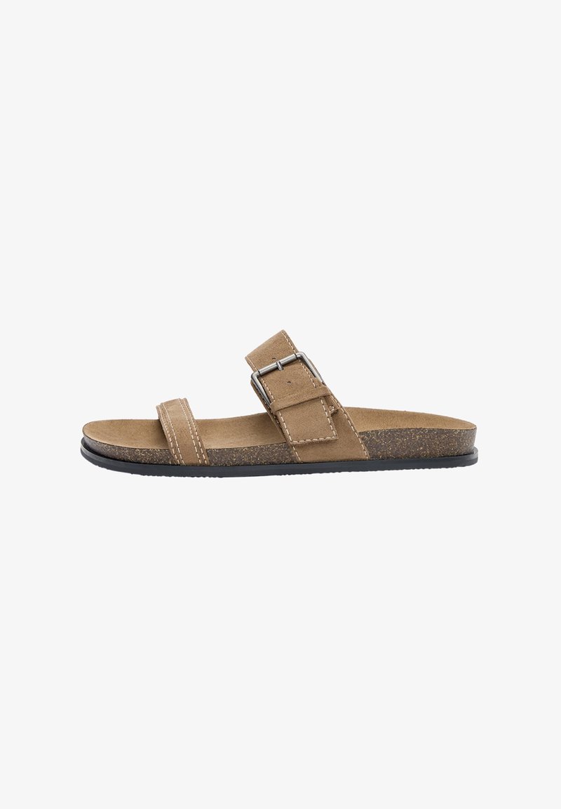 Sandale slide din suede maro, cu două curele ajustabile și un cataramă, având o talpă din plută și o talpă din cauciuc texturat negru.