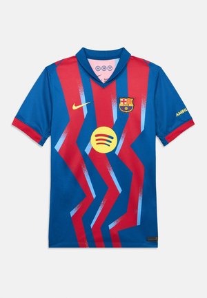 Blå og rød fotballdrakt med sikksakkmønster, Nike-logo og Barcelona-emblem. Har en gul Spotify-logo på forsiden.