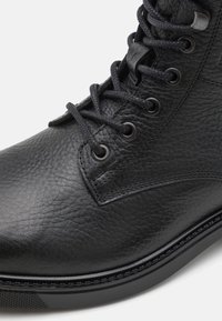 Tommy Hilfiger OUTDOOR WARM BOOT - Botines con cordones - black