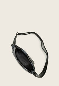 Schwarze Leder-Umhängetasche mit schlankem Design. Verfügt über ein Reißverschlussfach und einen abnehmbaren Tragegurt. Das Innere ist mit dunklem Stoff ausgekleidet.
