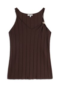 Top in maglia marrone a coste con scollo a V, dotato di spalline sottili e un accento decorativo argentato a sinistra. Texture morbida e design aderente.