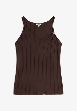 Top in maglia marrone a coste con scollo a V, dotato di spalline sottili e un accento decorativo argentato a sinistra. Texture morbida e design aderente.