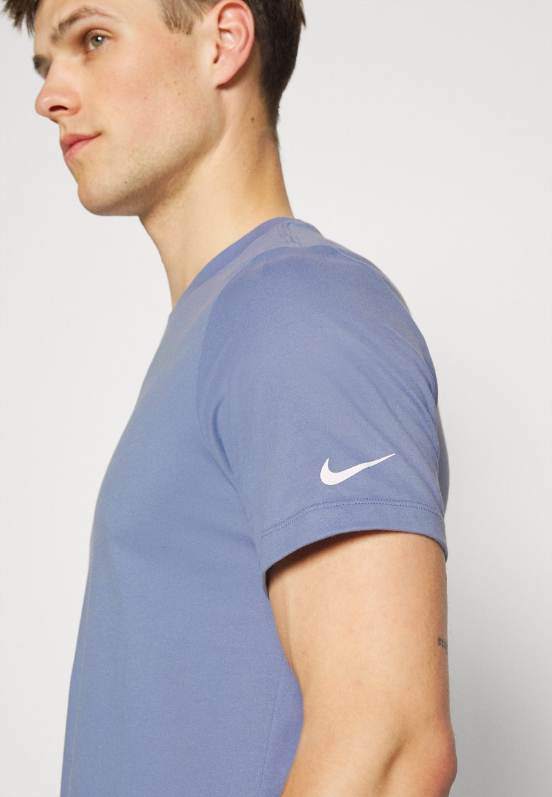 Herren Shirts | Nike Performance TEE HYPERLOCAL T-Shirt print ashen slate/blaugrau - VD36869 Herren Shirts | Nike Performance TEE HYPERLOCAL T-Shirt print ashen slate/blaugrau - VD36869
