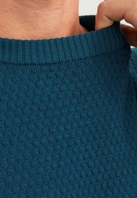 Jack & Jones JJEATLAS CREW NECK - Neule - sailor blue