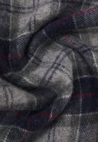 Tissu en plaid en laine de couleur gris, marine et rouge. Présente une texture douce avec un motif à carreaux et une finition légèrement duveteuse.