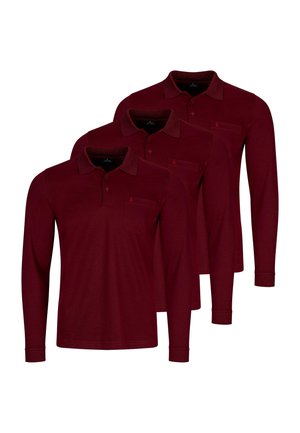 Trzy bordowe koszulki polo z długim rękawem, kołnierzykami i kieszeniami na piersi, ułożone na sobie na białym tle.