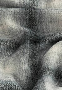 Weicher, strukturierter Stoff in Grautönen und Creme mit einem dezenten Muster aus sich vermischenden Farbtönen und einem gestrickten Aussehen.