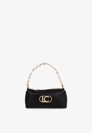Borsa a tracolla in pelle nera con catena dorata, chiusura con zip e distintivo logo dorato in evidenza sul davanti. Tessuto liscio e design elegante.