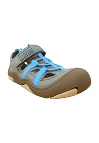 Zapatilla de agua gris con tiras azules, parte superior de malla, lados abiertos, punta redondeada y suela de goma con un acento marrón en el talón.