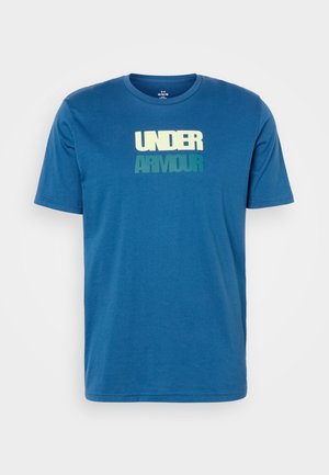 Blauw T-shirt met korte mouwen en ronde hals met "UNDER ARMOUR" in grote, vette letters op de borst gedrukt.