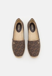 Espadrilles en toile marron avec motif de logo MK, semelle en jute, et doublure intérieure rembourrée. Design à bout fermé et talon ouvert.