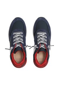 Sneaker blu navale con lacci bianchi, accenti rossi, materiali in suede e tessuto, collare imbottito e suola in gomma testurizzata.