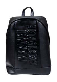 Mochila de cuero negro con el logo emblema de Armani Exchange en la parte frontal y un asa de transporte superior.