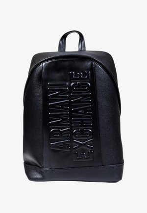 Zaino in pelle nera con logo Armani Exchange embossato sul davanti e una maniglia superiore per il trasporto.