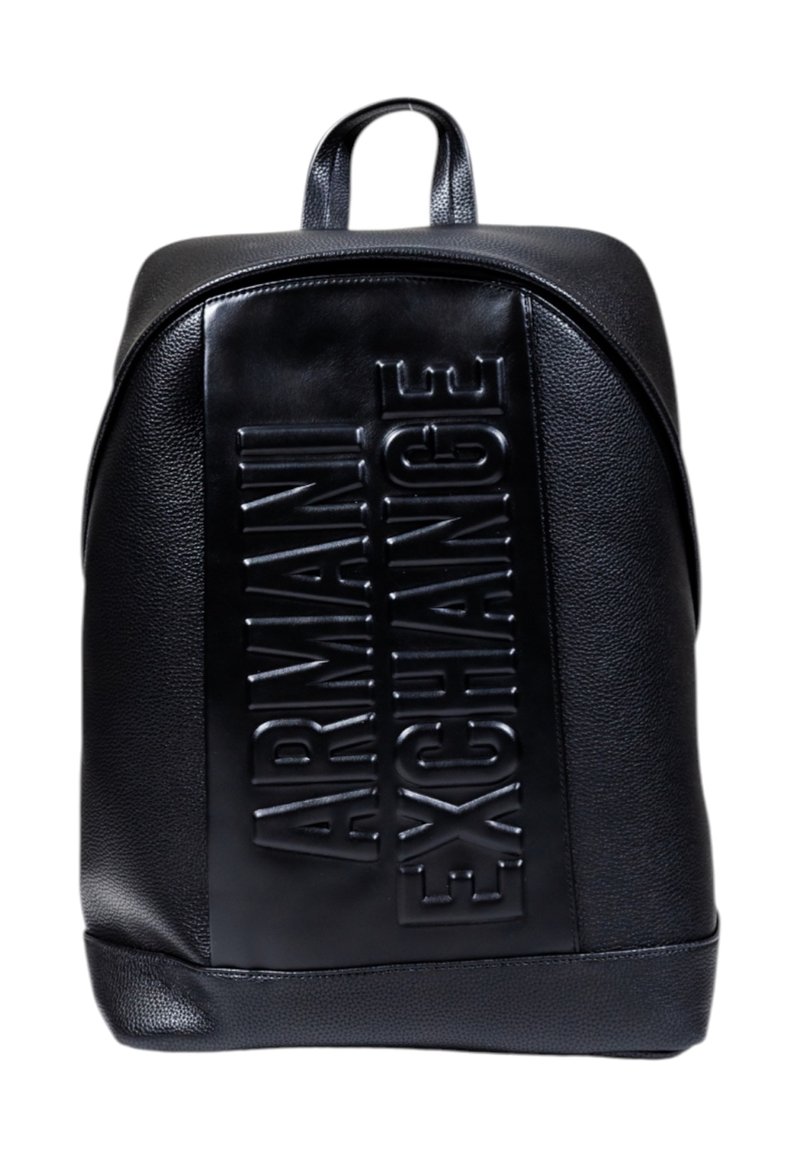 Mochila de cuero negro con el logo emblema de Armani Exchange en la parte frontal y un asa de transporte superior.