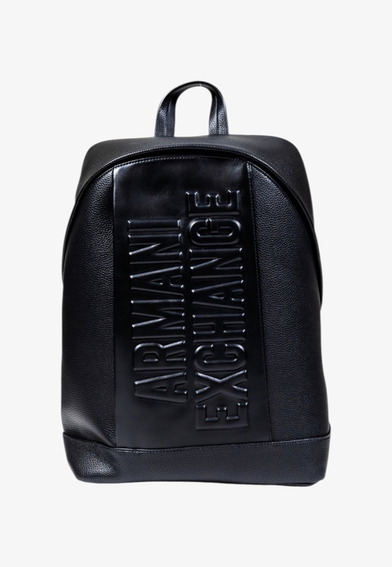 Mochila de cuero negro con el logo emblema de Armani Exchange en la parte frontal y un asa de transporte superior.