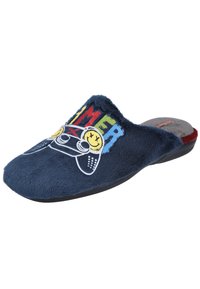 Zapatilla azul marino de felpa, tipo mul, con suela lisa, que presenta un gráfico de un mando y el texto "GAMER" en colores brillantes.