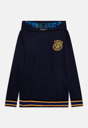 Sudadera azul marino con capucha forrada en un estampado de cuadros azul y verde, logo de Medusa dorado de Versace en el pecho, y puños y dobladillo a rayas amarillas y azules.