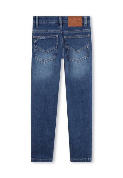 Jeans en denim bleu foncé avec une texture lisse, dotés de deux poches arrière et d'une étiquette de marque en cuir marron à la taille.