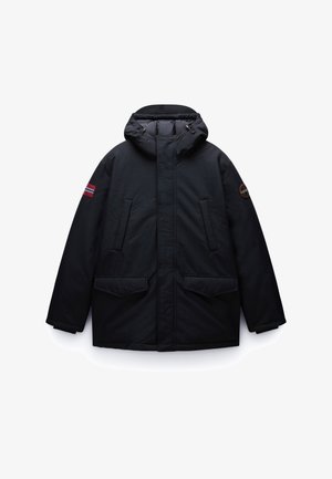 Zwarte geïsoleerde jas met een capuchon, voorzien van twee voorzakken, een badge op de rechtermouw en een subtiel streepdessin op de linker mouw.