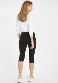 b.young BYKEIRA BYDIXI CAPRI - - Shorts - black