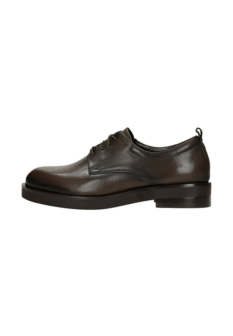 Scarpa oxford in pelle marrone con punta arrotondata, design con lacci e finitura liscia. Presenta un tacco basso a blocco e dettagli di cucitura discreti.