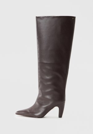 Botte en cuir marron, montante jusqu'au genou, avec un bout pointu et un talon moyen, présentant une texture lisse et un design minimaliste.