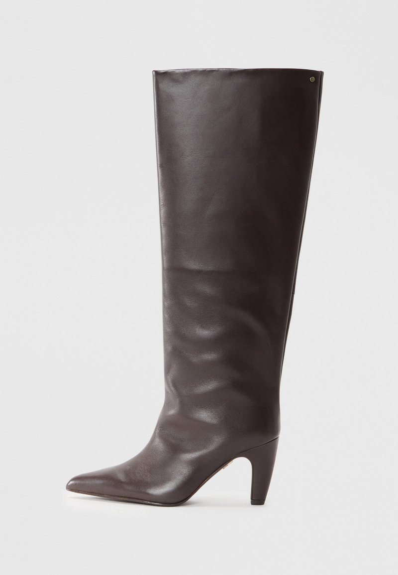 Stivale marrone in pelle, alto fino al ginocchio, con punta a forma affusolata e tacco medio, caratterizzato da una texture liscia e un design minimalista.