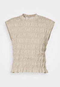 Top beige con texture arricciata, maniche corte e orlo con volant. Presenta un collo alto e un tessuto morbido e leggero.