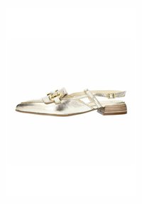 Metalen gouden slingback schoen met een spitse neus, textuur oppervlak en een decoratieve gesp accent. Kleine gestapelde hak.