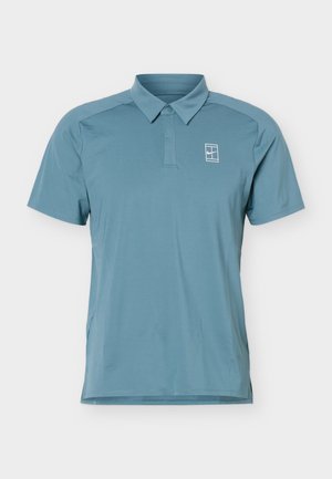 Polo da uomo blu a maniche corte con colletto, abbottonatura e piccolo logo bianco sul petto sinistro.