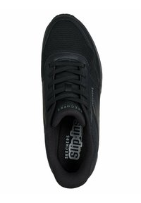 Zapatilla slip-on negra de Skechers con parte superior de malla, collar acolchado, acentos texturizados y logo en la plantilla. Diseño con cordones.