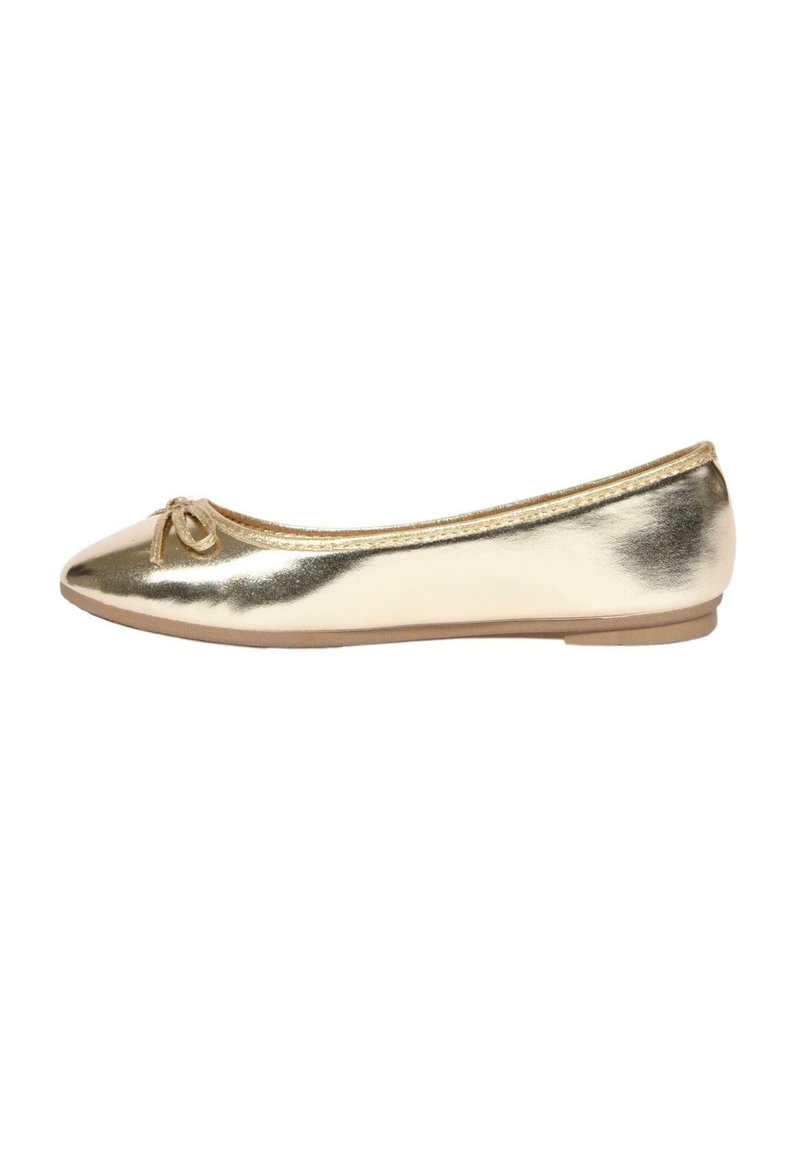 Ballerine metalliche dorate con un dettaglio a fiocco, texture liscia, punta affusolata e suola sottile e flessibile. Design semplice e minimalista.