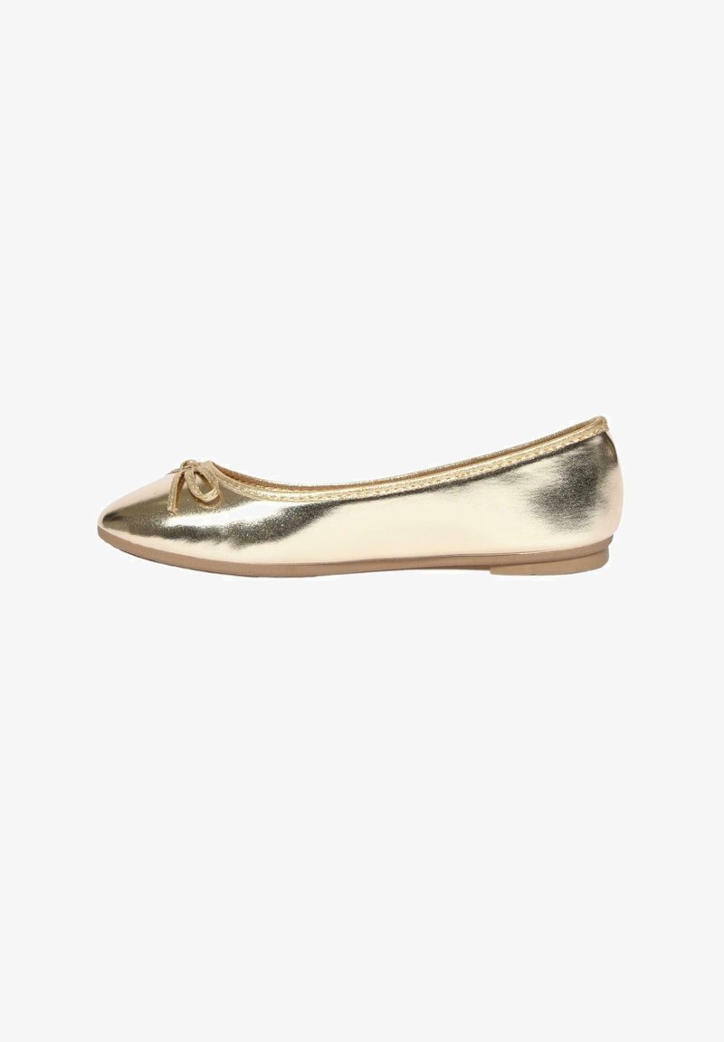 Ballerine metalliche dorate con un dettaglio a fiocco, texture liscia, punta affusolata e suola sottile e flessibile. Design semplice e minimalista.